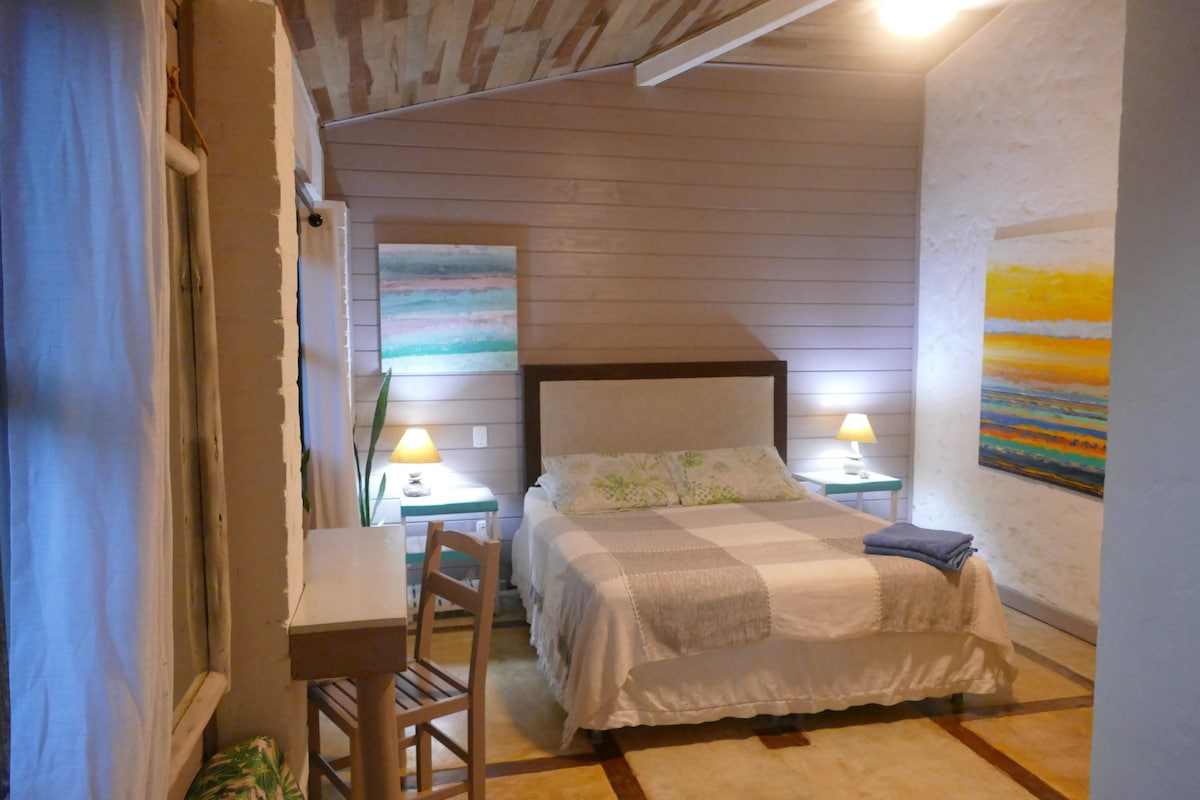 حمام داخلي بغرفة نوم مع روبيرو ودراسة وتلفزيون ذكي وسخان كهربائي ومروحة سقف وواي فاي 100 MO 