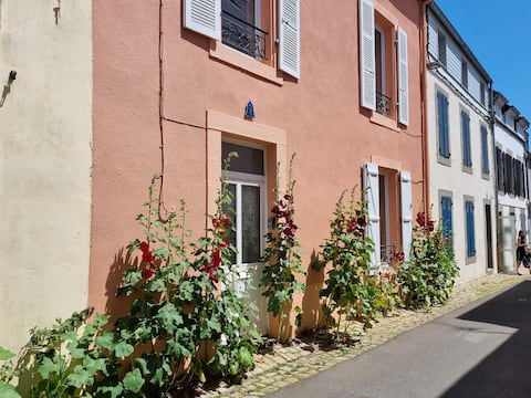 Charming cottage *** in Quartier des artistes