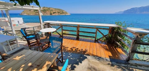 Popular Airbnb listing: Mochlos Beach Villa Crete Villa By The Sea in Δήμος Σητείας