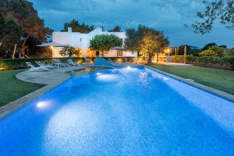 Anuncio de Airbnb popular: Casa Rosita, fiber-wifi, 75 meters from the beach. en Santa Eulària Des Riu