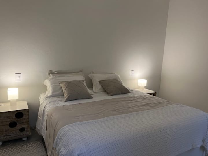 الغرفة الثانية من Annex Quenn Bed أو سريران متماثلان