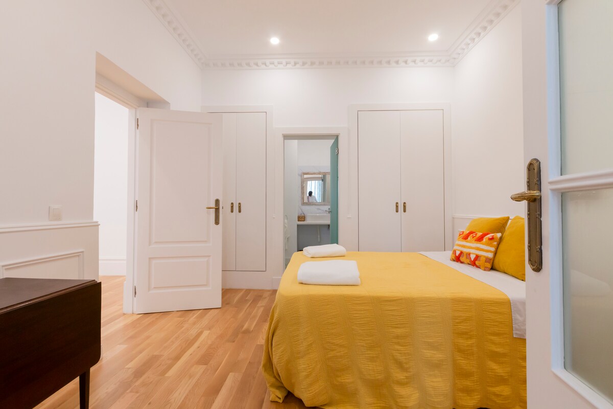 1号卧室-标准双人床和套内卫生间