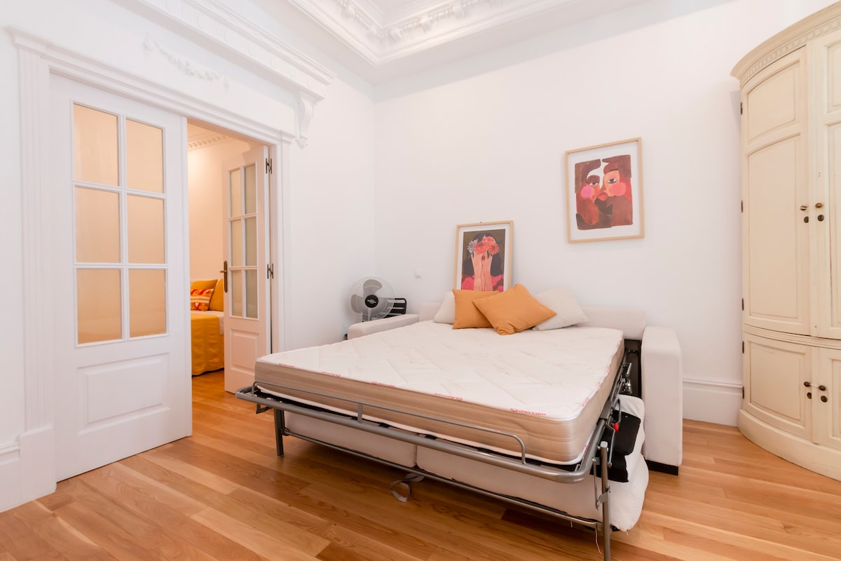 卧室3 -开放式双人沙发床（我们提供床单）