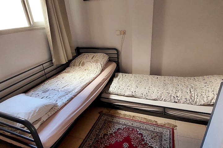 Малката спалня с две единични легла. 