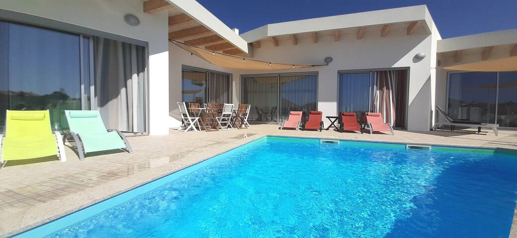 Nira Beach House Eleganc Charm pool seaview