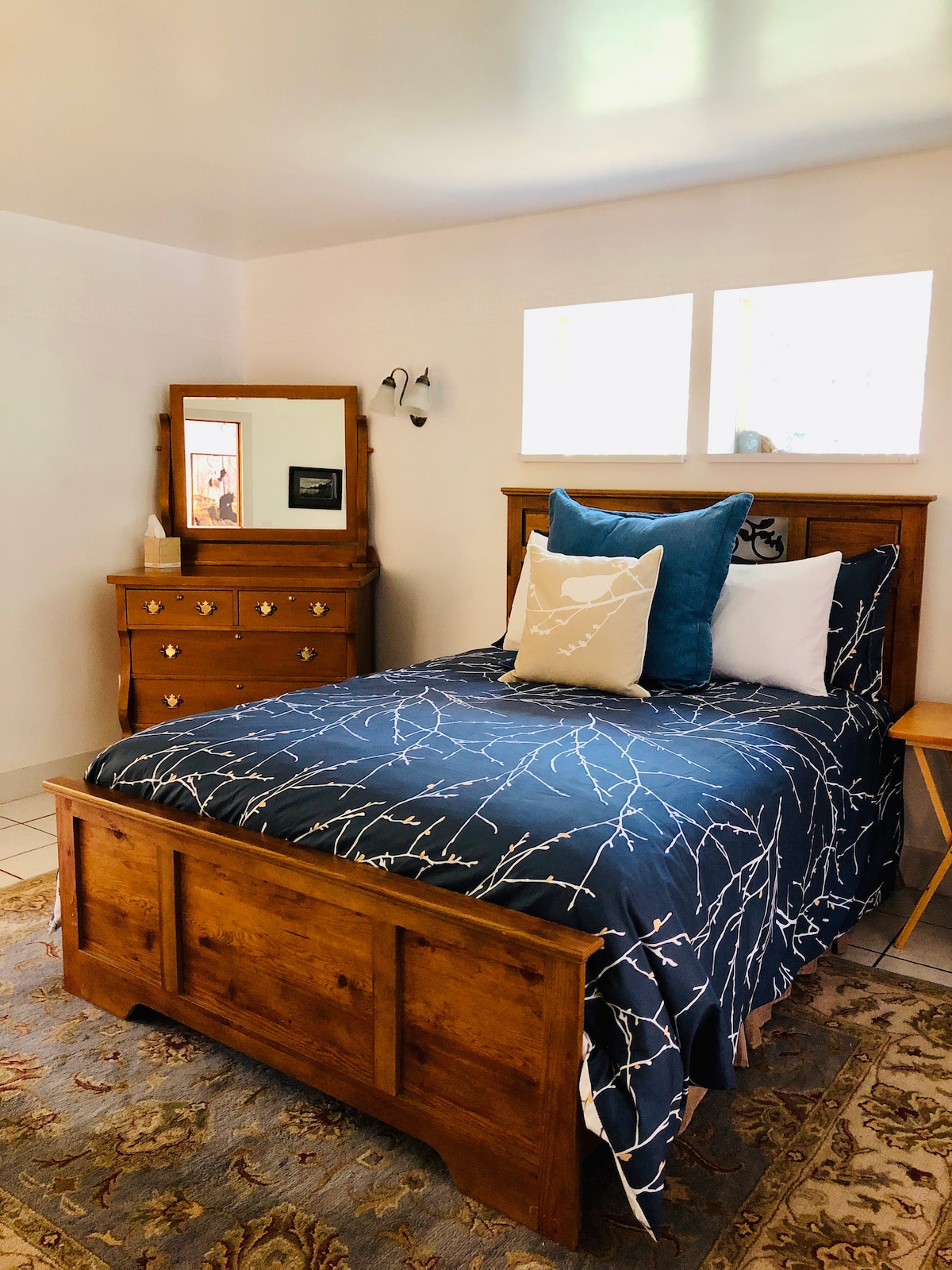 Glavna spavaća soba ima bračni krevet (160x200) s fantastičnim madracem. Ova spavaća soba na katu također ima vlastitu kupaonicu s pločicama.