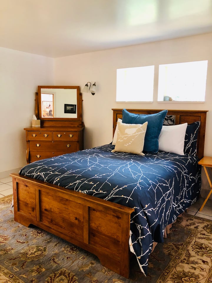 Მთავარ საძინებელში არის ორადგილიანი საწოლი შესანიშნავი მატრასით Made-In-Montana. Ზემო საძინებელში, ასევე, არის ფლიგელის ტიპის სააბაზანო კაფელ-მეტლახით.