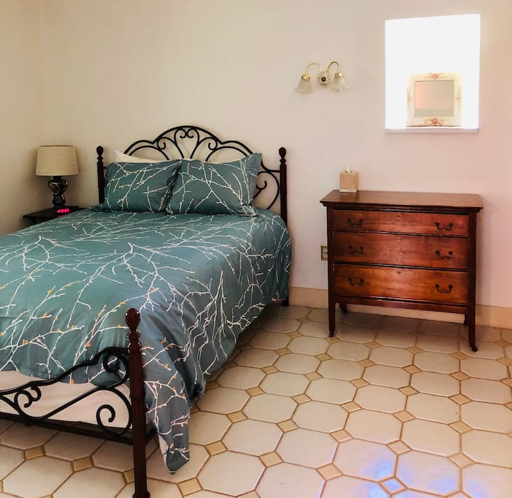 Ზემოთ, მეორე საძინებელში არის ორადგილიანი საწოლი, კომოდი და ფართო კარადა.