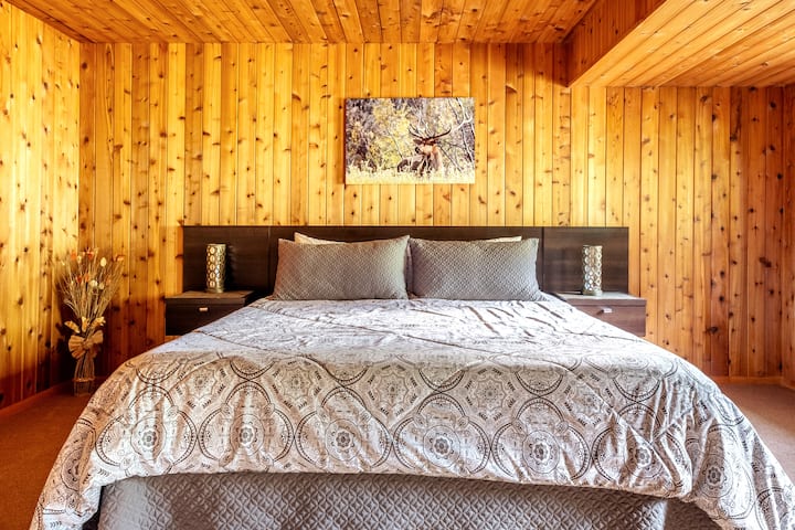 חדר שינה ראשי עם מיטת קינג נוחה