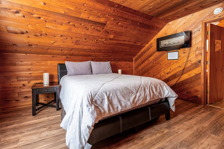 חדר שינה זוגי בקומה העליונה