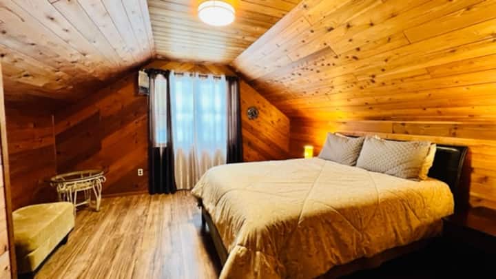 Dormitorio tamaño queen en la planta superior