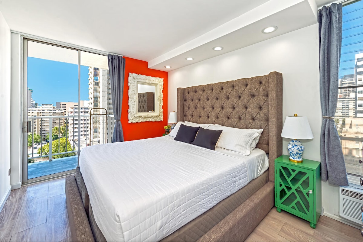 SPÁLŇA 1 (HLAVNÁ): pohodlná manželská posteľ King s bielizňou Comphy, dva nočné stolíky s lampičkami, zásuvky v komode, klimatizácia, televízor a stojan na oblečenie.