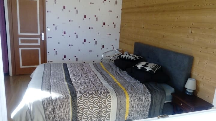 chambre savoyarde avec lit 160x190 type boxspring avec sur-matelas à mémoire de forme.