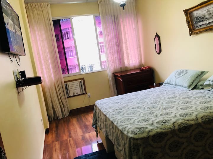 מיטה זוגית בחדר רטרו
 
טלוויזיה 32אינץ' (ערוצים משוחררים)
מיזוג אוויר 10,000 Btus
ארון מובנה
