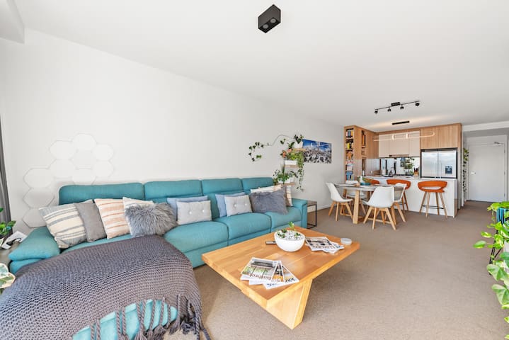 Chic 2 bed / 2 bath Apartment with City Views