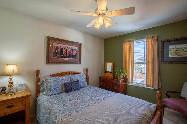 Druhá z dvoch izieb Queen na hornom poschodí domu.  Pohľad je na severovýchod, kde môžete vidieť dva Buffalo Peaks.