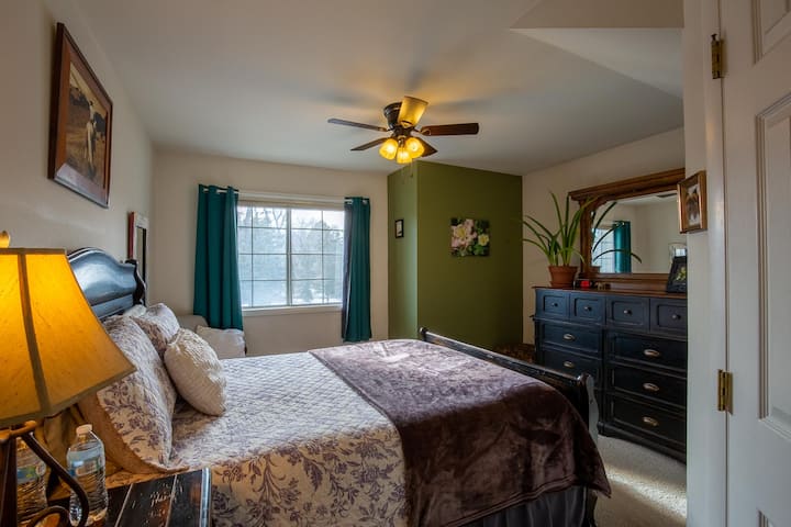 Jedna z dvoch izieb Queen na druhom poschodí.  Vychutnajte si výhľad na Mt. Princeton cez stromy alebo hviezdnu nočnú oblohu z pohodlia vašej postele. Z okna je výhľad na prednú príjazdovú cestu.