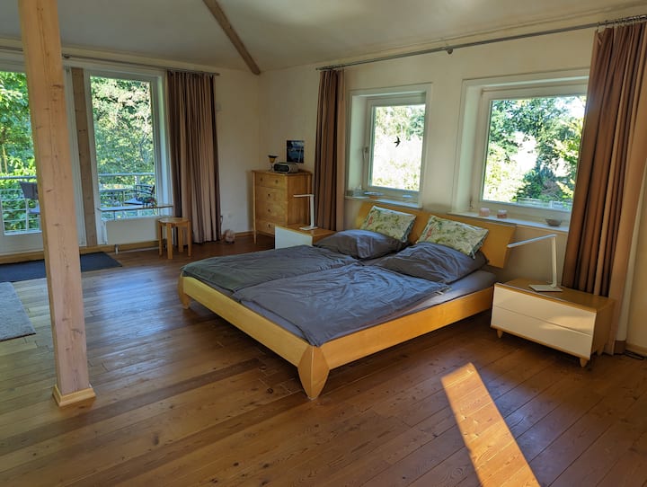 DG tweepersoonsbed met uitzicht op balkon