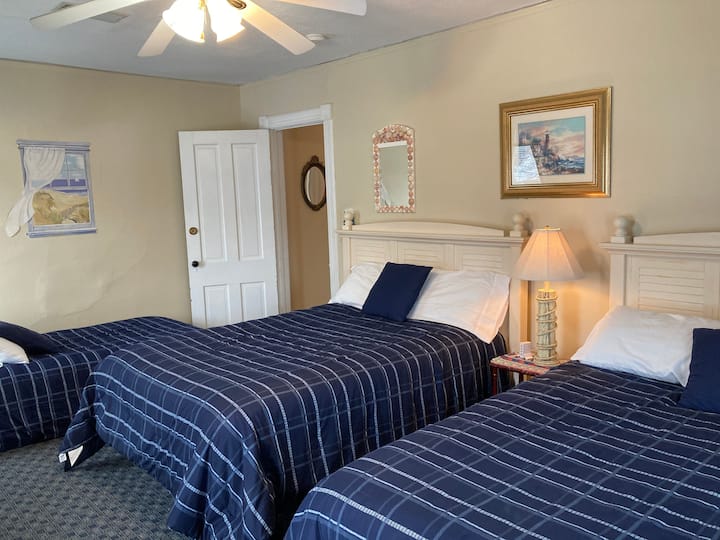 Chumba cha kulala 6 - Chumba cha kulala cha familia (vitanda 3) 1 malkia, 1 kamili na pacha 1, ghorofa ya 2