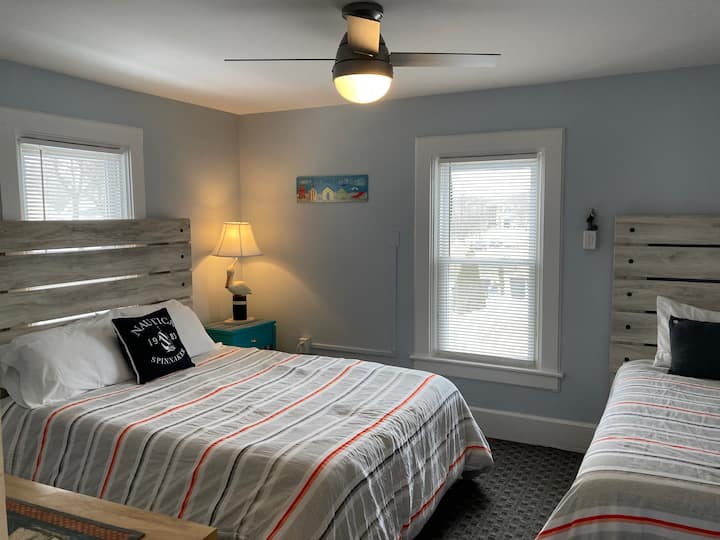 Საძინებელი 3-ადგილიანი და ორადგილიანი საწოლები