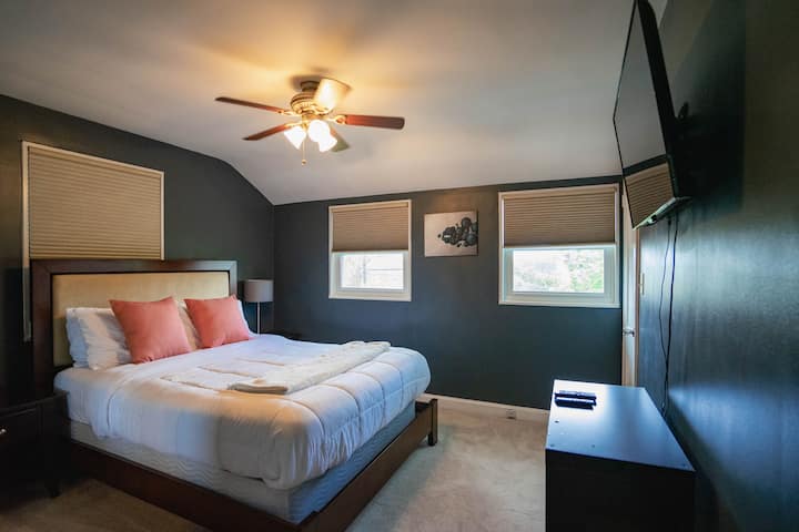 الطابق العلوي - السرير رقم1 (سرير بحجم كوين)
