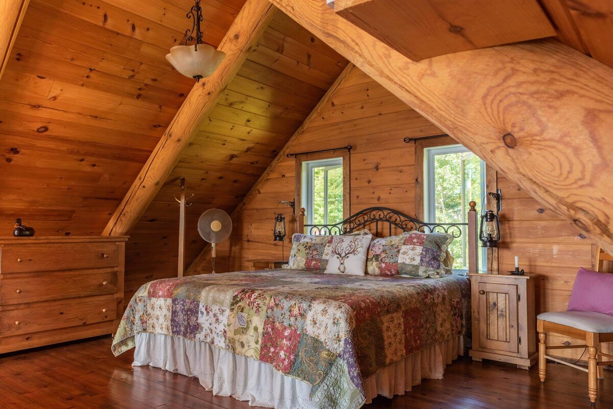 Chumba cha kulala kwenye mezzanine (eneo wazi) na kitanda kikubwa sana.