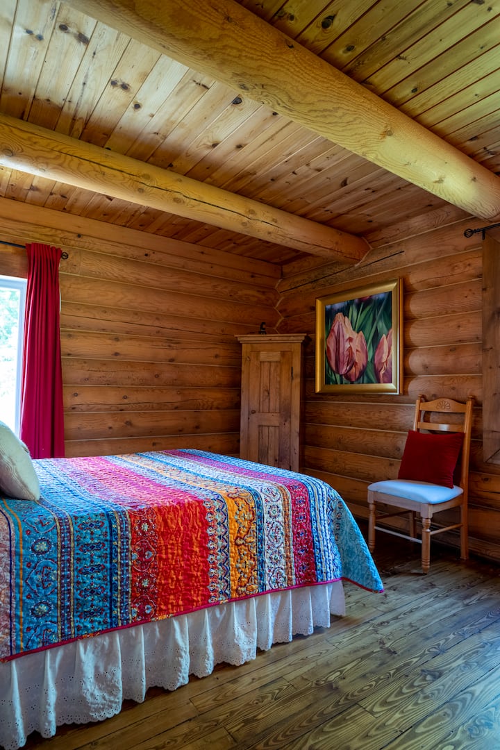 Спалня на приземния етаж с двойно легло