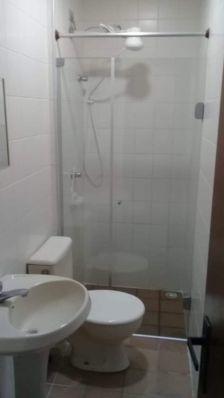 La 2e salle de bain est dans la suite WC