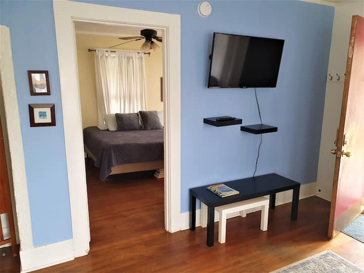 Adorable East Hill Florida Cottage Full Of Charm - Pensacola, FL