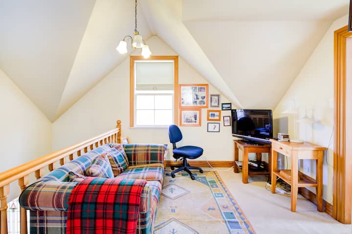 Sehemu ya juu, chumba cha televisheni.  