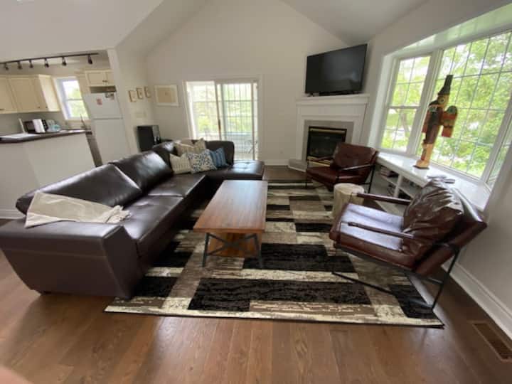 Beautiful 6 BEDROOM Muskoka Cottage Houses for Rent in Gravenhurst