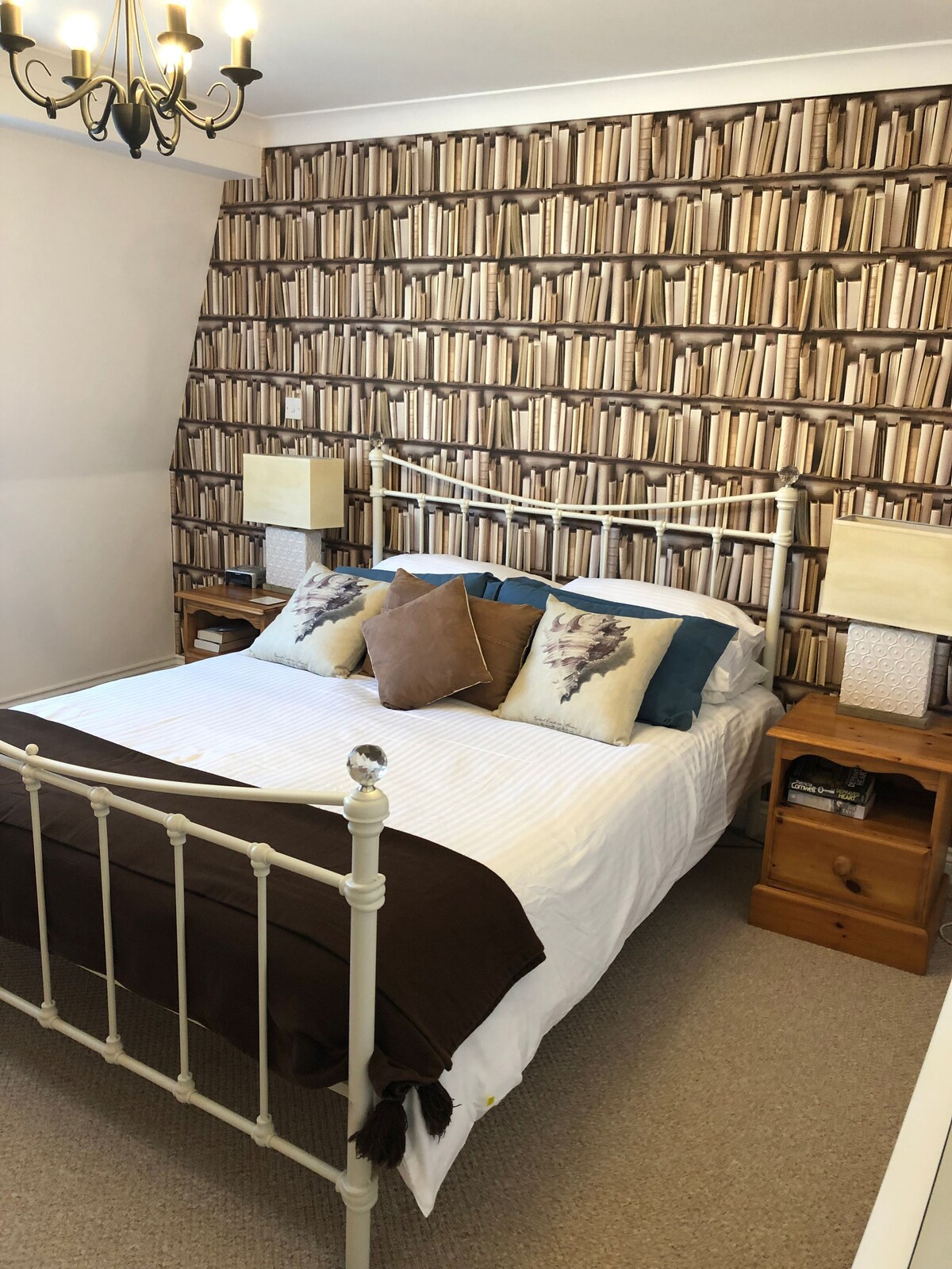 อพาร์ทเมนท์แยกระดับ #22 ห้องนอนใหญ่ 
เตียงคิงไซ
ส์ห้องนอนที่สองเตียงเดี่ยว 2 เตียง