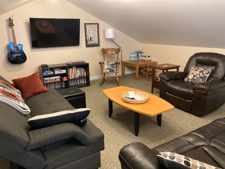 Lounge upstairs with pullouts