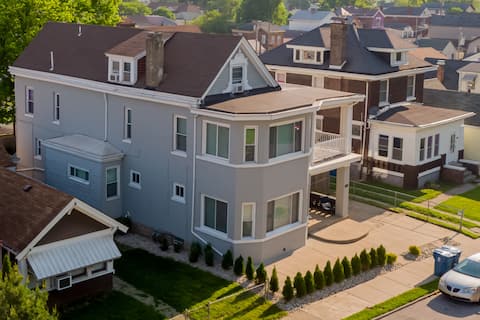 ★Gray Whale, huge 6BR 3 miles to Cincy sleeps 16