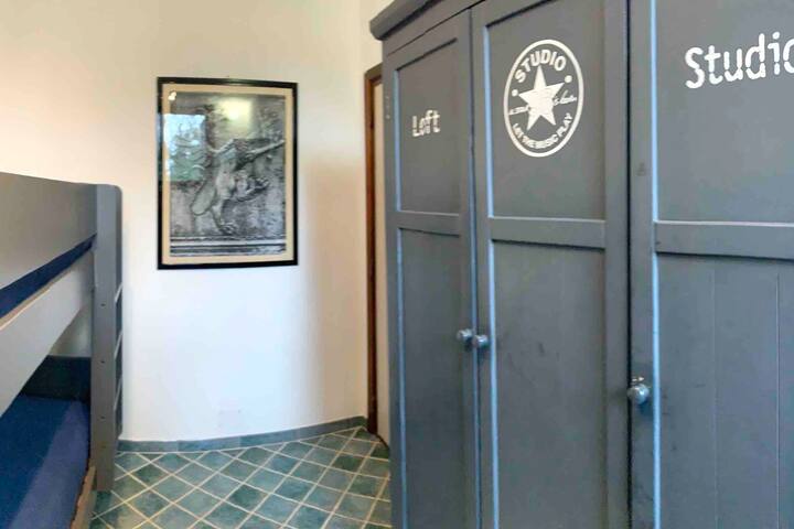 带双层床和其他法式床的三人间