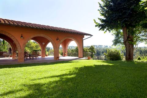 Large villa with private pool by Vacavilla