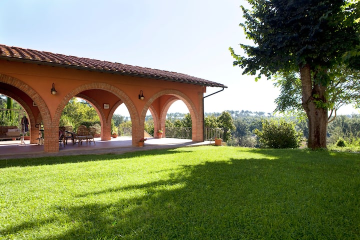 Large villa with private pool by Vacavilla