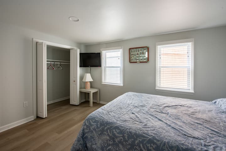 Dormitorio principal de la planta baja con cama tamaño queen.