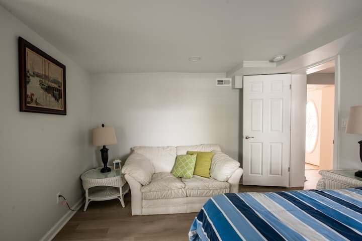 Dormitorio en planta baja con cama tamaño Queen.