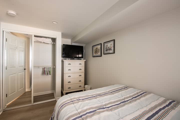 Dormitorio en planta baja con cama doble.