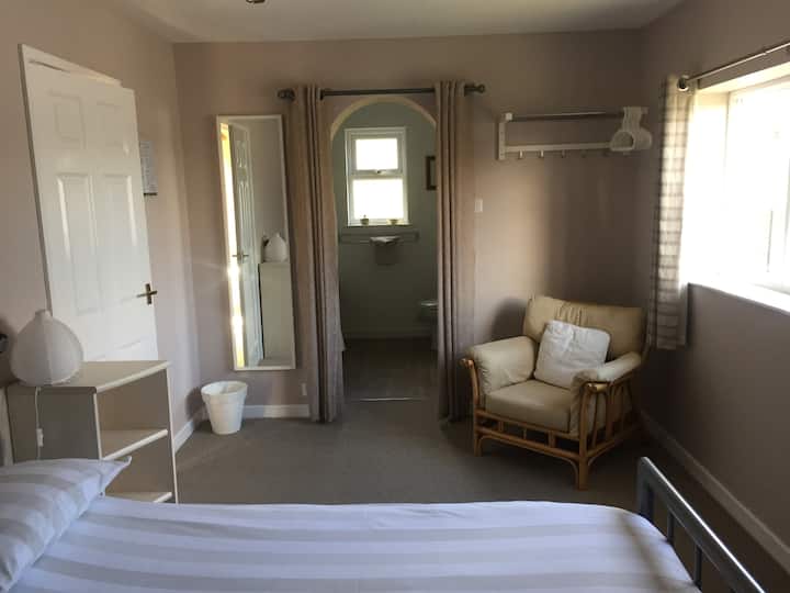 1号卧室，特大双人床，套房