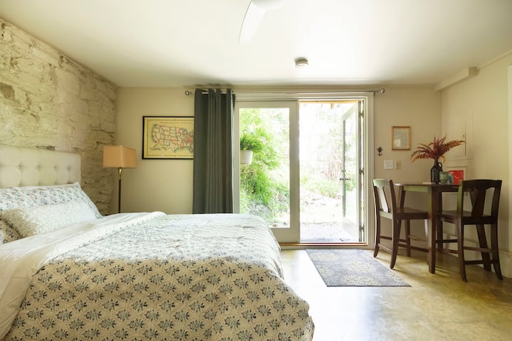 Mwangaza mwingi wa asili kupitia milango mizuri ya Kifaransa ambayo ilibadilisha milango ya awali ya gereji wakati wa ukarabati.