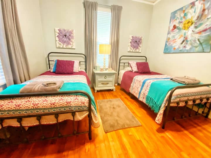 Dy krevate dopio në dhomën e gjumit tre.