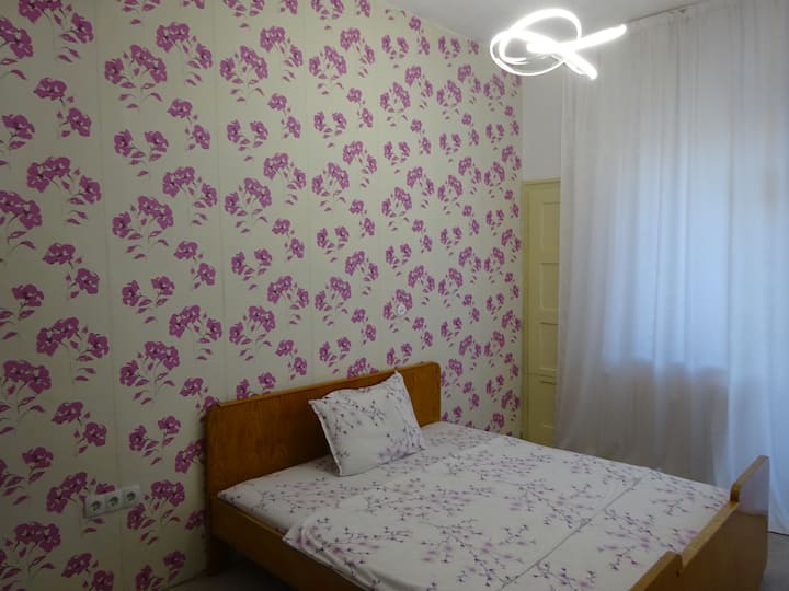 Dormitorio con balcón.