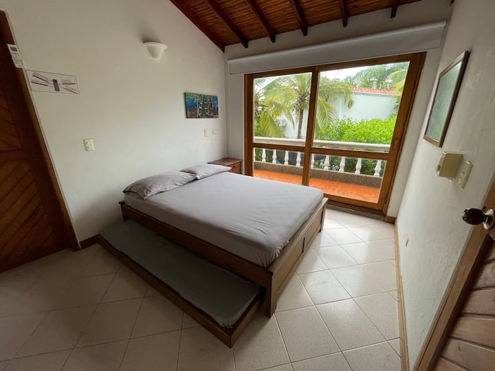 Основна стая на втория етаж с две двойни легла за 4 - ма възрастни, оборудвана с климатик, вентилатор на тавана, балкон, съблекалня и самостоятелна баня 