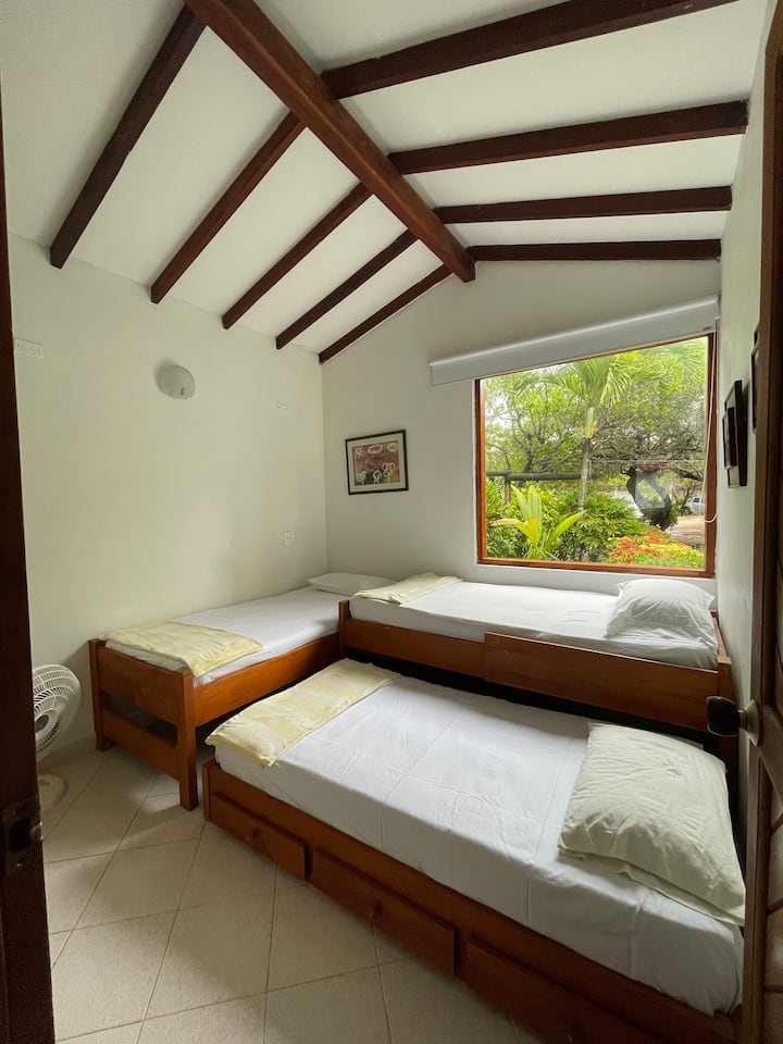 Първи етаж, първи етаж с 3 единични легла за 3 - ма възрастни и малко легло за дете. Стая за нощувка с климатик и вентилатор на пода 