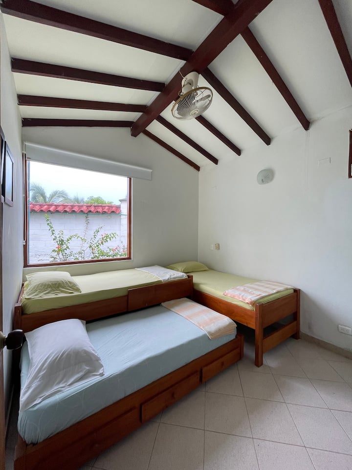 Втора стая на първия етаж с 3 единични легла за 3 - ма възрастни и малко легло за дете. Оборудвана стая с климатик и вентилатор на тавана 