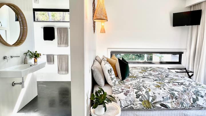 Bathroom & bedroom