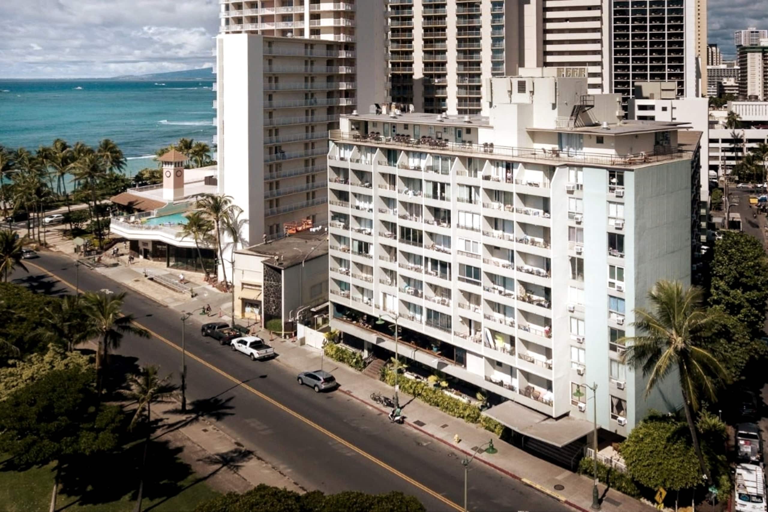 Condo in Honolulu · ★4.92 · Studio · 2 beds · 1 private bath - Image 6