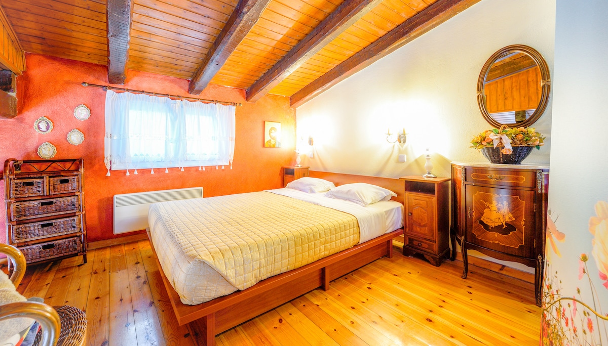 Основно горно спално помещение с двойно легло (двойно легло)